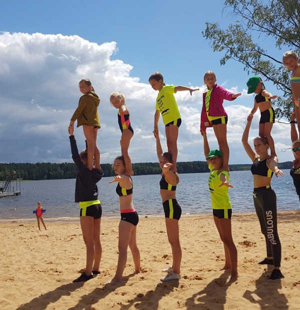 VASAROS AKROBATIKOS STOVYKLOS